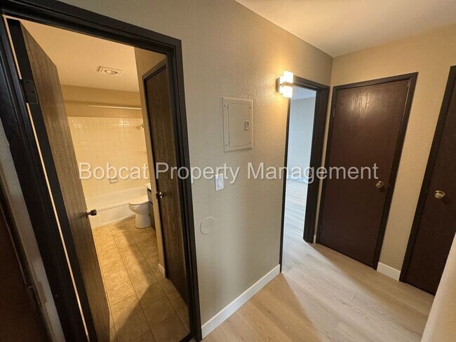 Building Photo - 400 S Saliman Rd