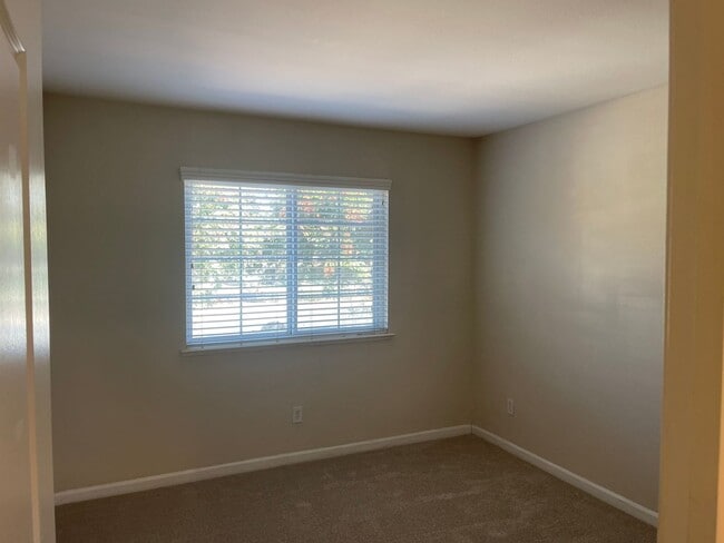 Building Photo - 2733 Sunflower Cir