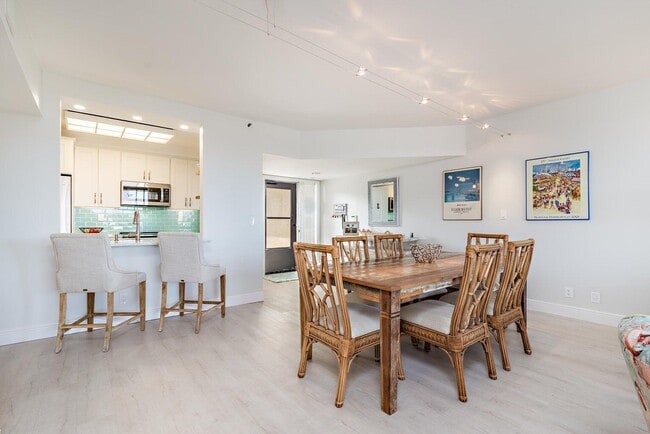 Building Photo - 16940 W Bay Dr