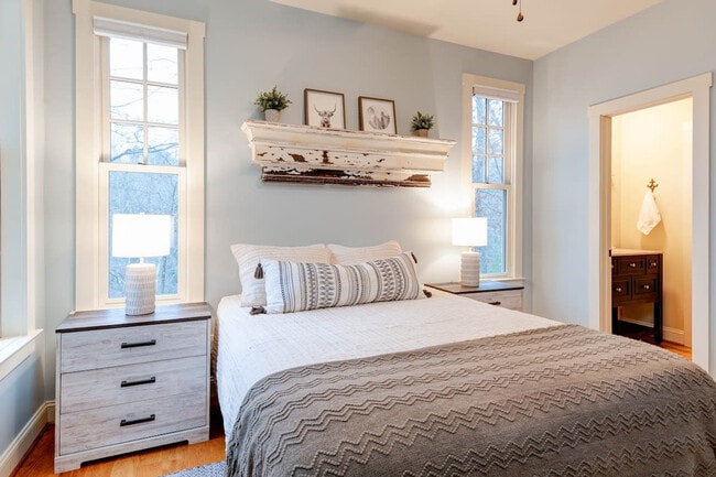 Building Photo - 376 Grandview Dr