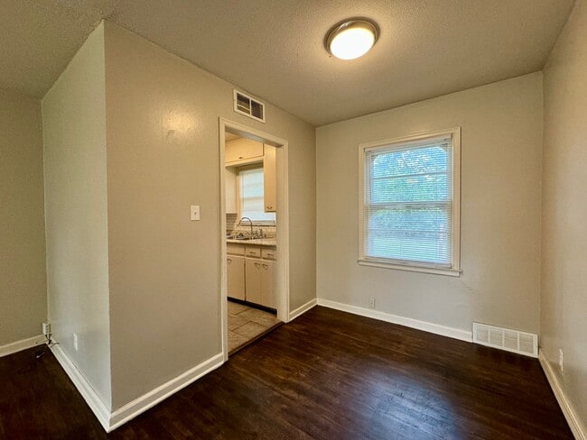 Building Photo - 2 Bedroom 1 Bathroom House