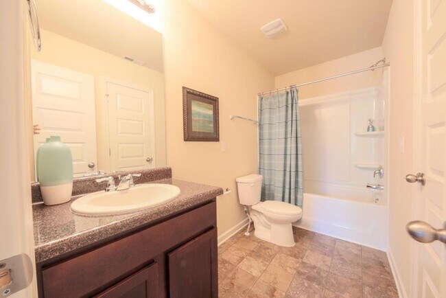 Building Photo - 5036 Vine Ln