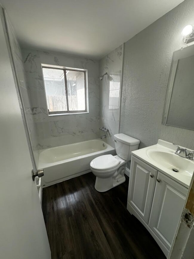 Building Photo - 907 35th Ave W