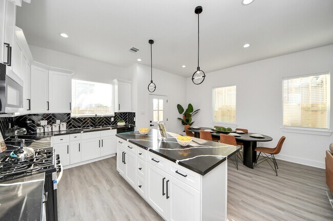 Building Photo - 8533 Amadwe St