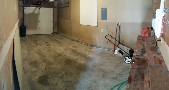 Building Photo - Cozy 3 Bedroom 1 Bath Home with Large Yard & 1 Car Attached Garage