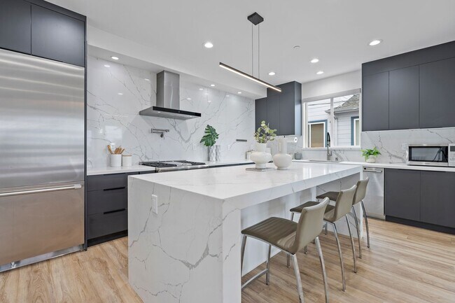 Building Photo - Stunning 4/3 in the Oakland Hills