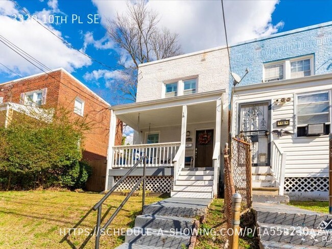 Building Photo - Renovated Apartment with Backyard Space