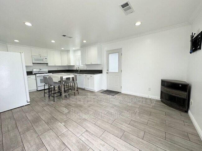 Building Photo - 8147 San Carlos Ave