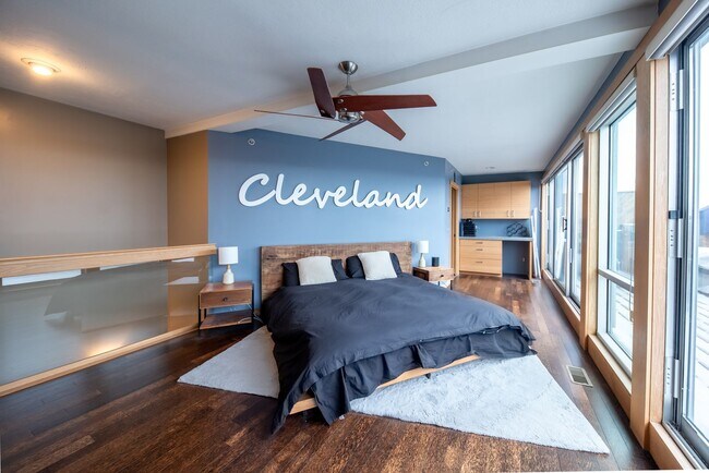 Building Photo - Luxurious multi-level penthouse condo - Flats Westbank