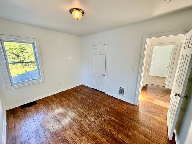 Building Photo - 5 Bedroom House - Available for Fall 2026 - Across from EMU!