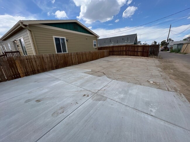 Building Photo - 3 Bed 1 Bath in Denver's Elyria Swansea Neighborhood!