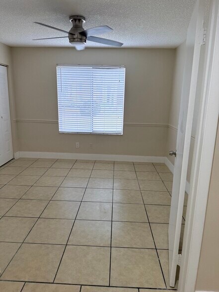 Building Photo - 998 Coral Club Dr