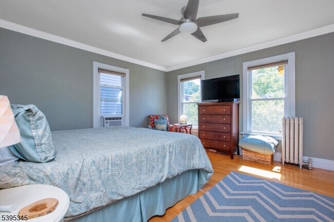 Building Photo - 142 Forest St