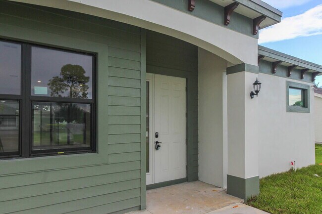 Building Photo - 1143 SW Estaugh Ave