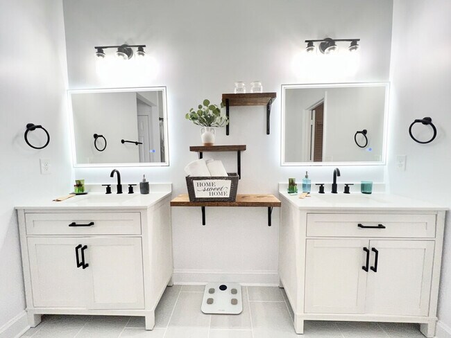 Building Photo - 6066 Barker Landing NE