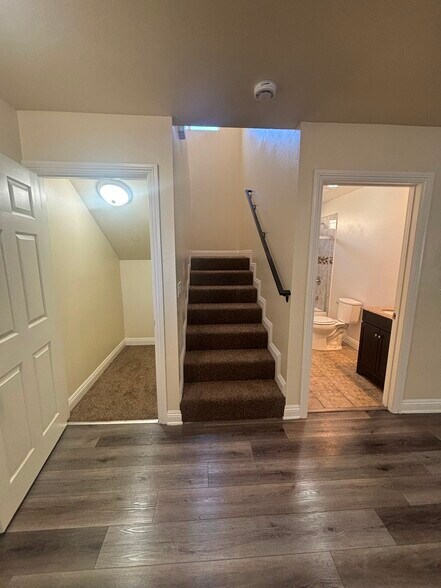 Building Photo - 829 E 84th St