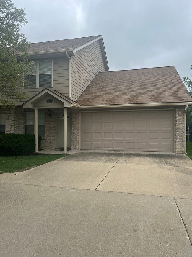 Building Photo - 4 bedroom, 2 bathroom, 2 car garage townhouse