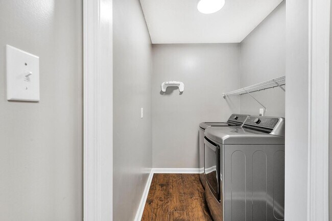 Building Photo - 213 E Ridge Ct