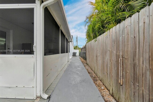 Building Photo - 6470 SW 27th St