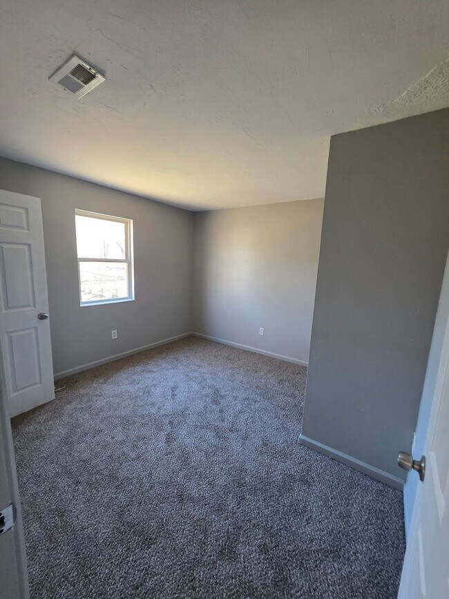 Building Photo - 737 St Nicholas Dr
