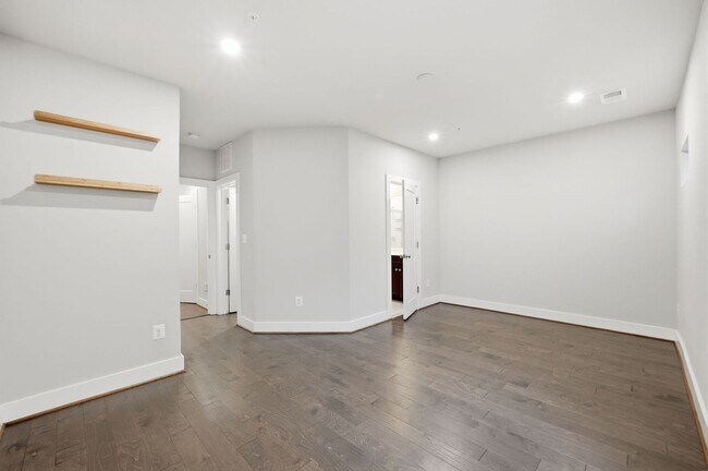 Building Photo - Georgia Row Townhome | 2 Bed | 2.5 Bath | 1,400 Sf | Juliet Balcony | 1 Assigned Parking Space