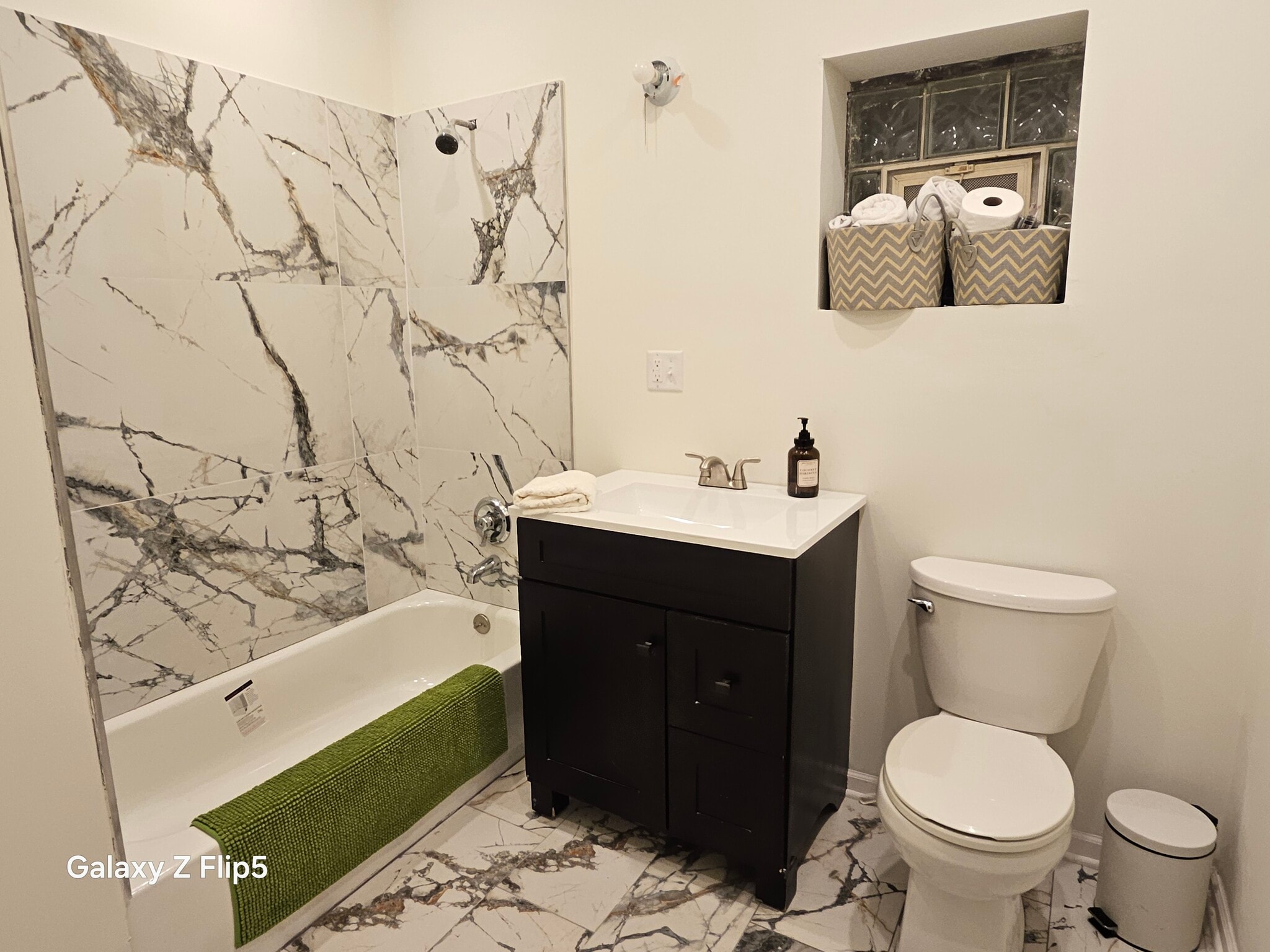 Main Bathroom - 2417 W Warren Blvd