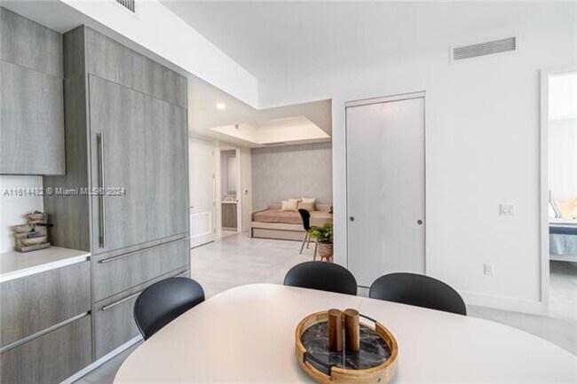 Building Photo - 17550 Collins Ave