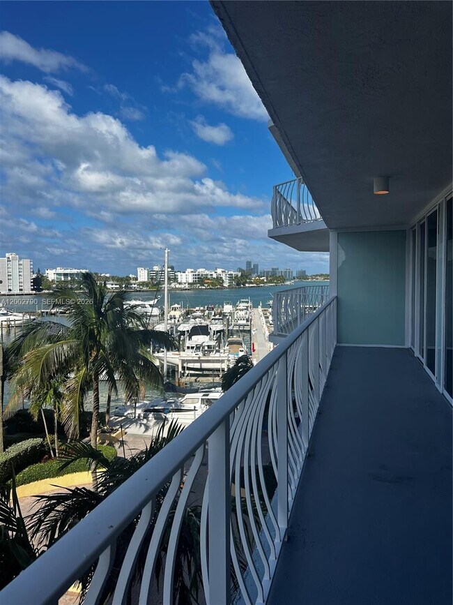 Building Photo - 7601 E Treasure Dr