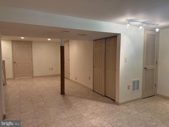 Building Photo - 1049 Winsford Rd
