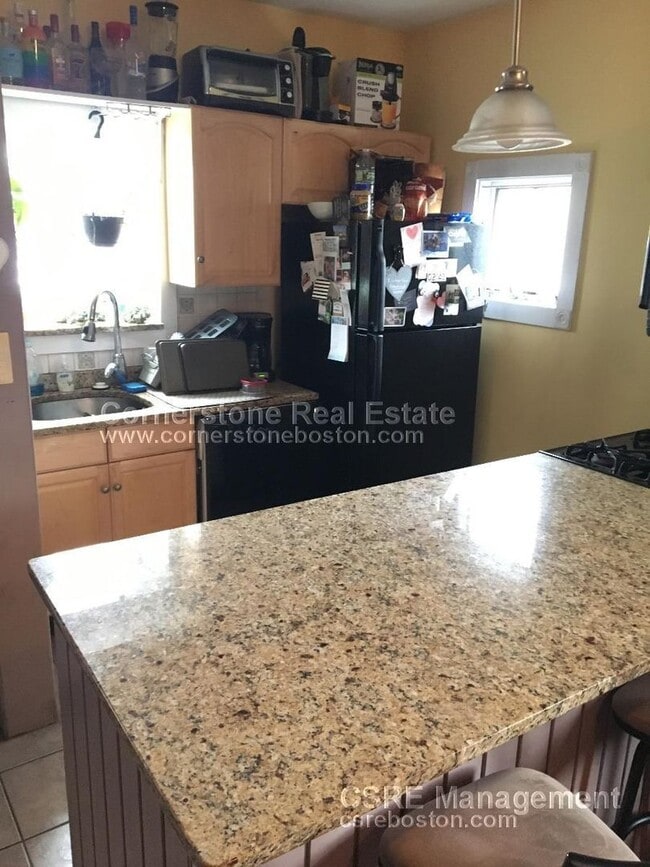 Building Photo - Large 2 bed in Southie