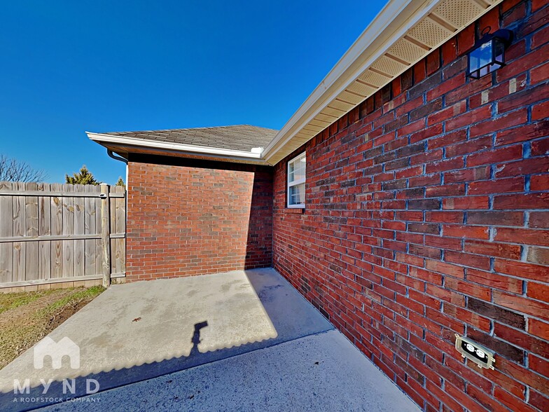 Building Photo - 2401 Pinyon St