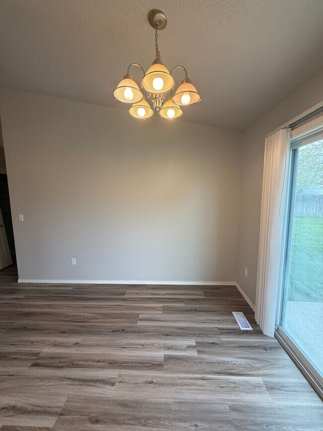 Building Photo - Brand New Floors! 3 Bed, 2.5 Bath Single Family Home