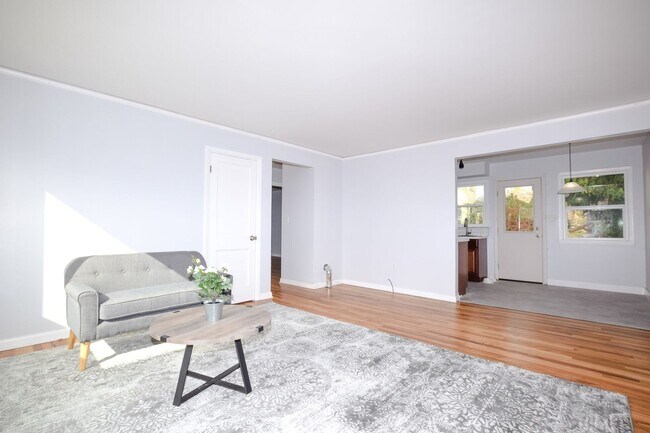 Building Photo - 2112 NE Couch St