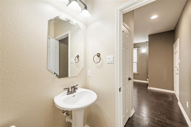 Building Photo - 9961 Aly May Dr