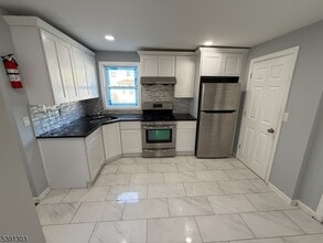 Building Photo - 280 William St