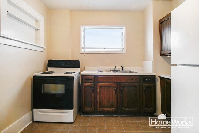 Building Photo - Adorable 2 Bed, 1.5 Bath with Covered Porch and Mudroom