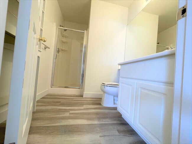 Building Photo - Two Oversized Rooms is what you looking for!