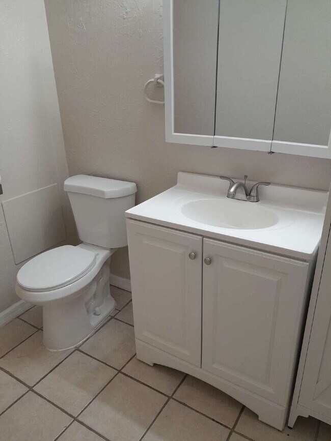 Building Photo - Immediate availability for a 2bd/1ba condo...
