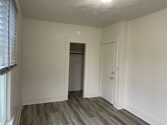 Building Photo - Newly Updated 1 Bedroom 1 Bathroom-Upstair...