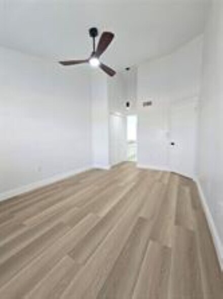 Building Photo - 2881 N Oakland Forest Dr