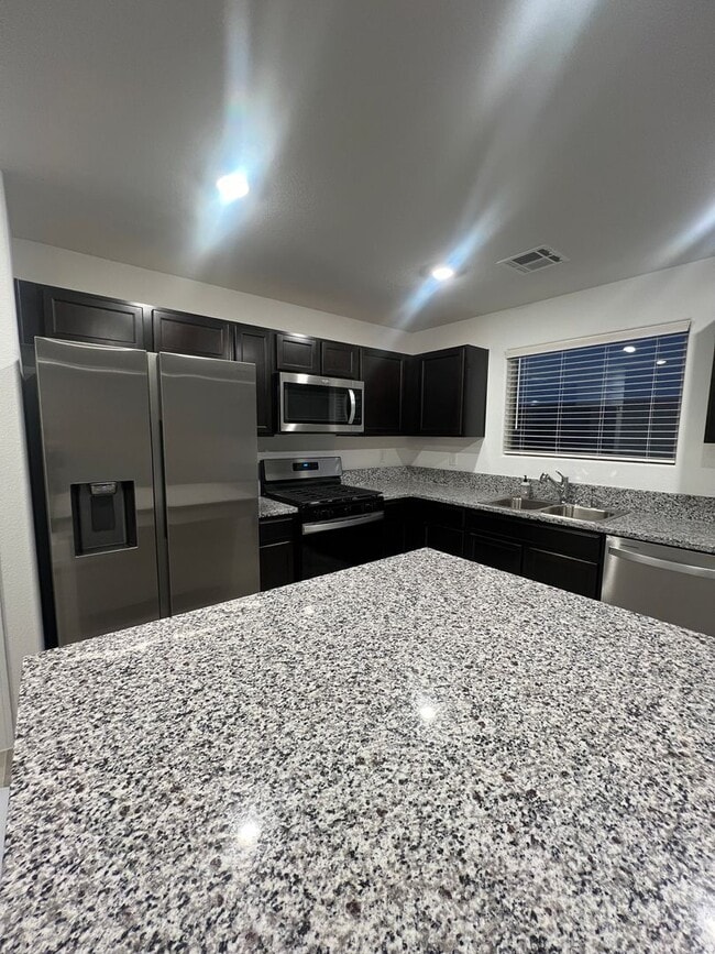 Building Photo - Move in today! 3 bed 2.5 bath 2 story beauty!