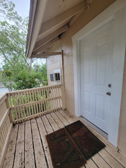 Nice Front Porch - 320 S Ashbel St
