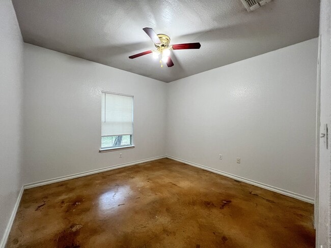 Building Photo - 1080 Rainbow Dr