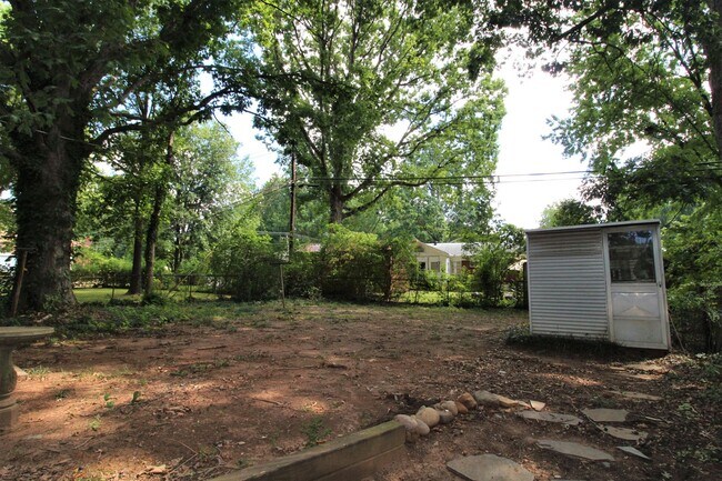 Building Photo - 2 bedroom Ranch with Fenced in Back Yard!!