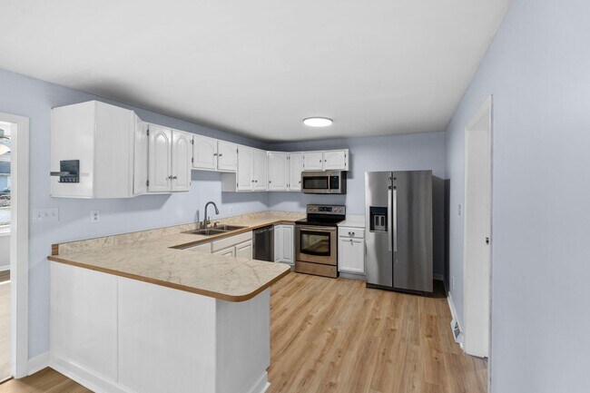 Building Photo - 562 Lone Oak Dr