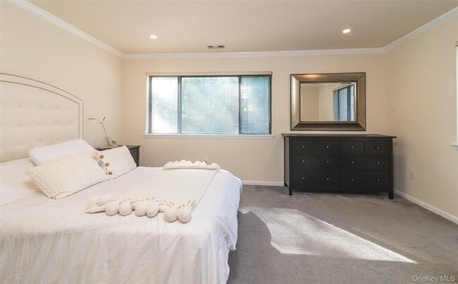 Building Photo - 327 N Greeley Ave