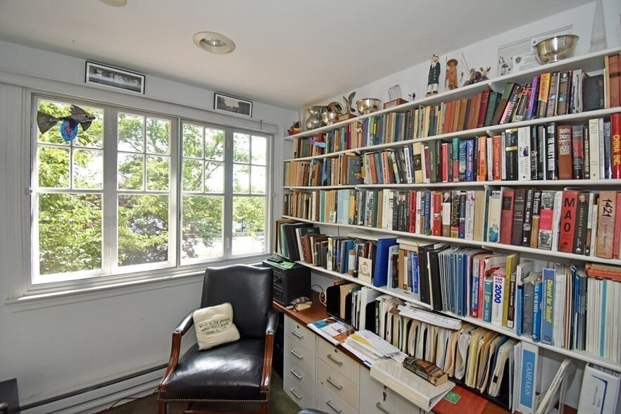 Building Photo - 993 Memorial Dr