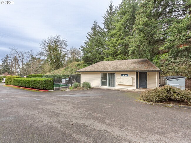 Pool and clubhouse - 1040 Columbia Ridge Dr
