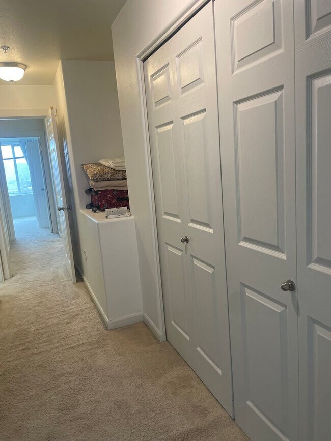 Building Photo - Beautiful Murray Hills Condo Townhome Now ...