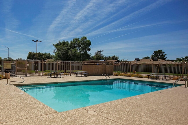 Building Photo - 1916 E Inverness Ave